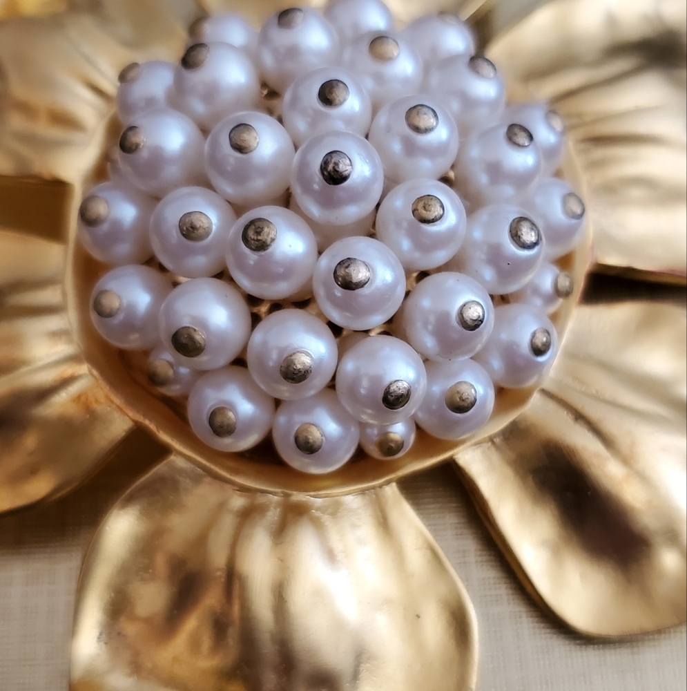 RARE GIVENCHY Vintage Brushed Gold Flower Brooch with Seed Pearl Cluster Center - Picture 6 of 7